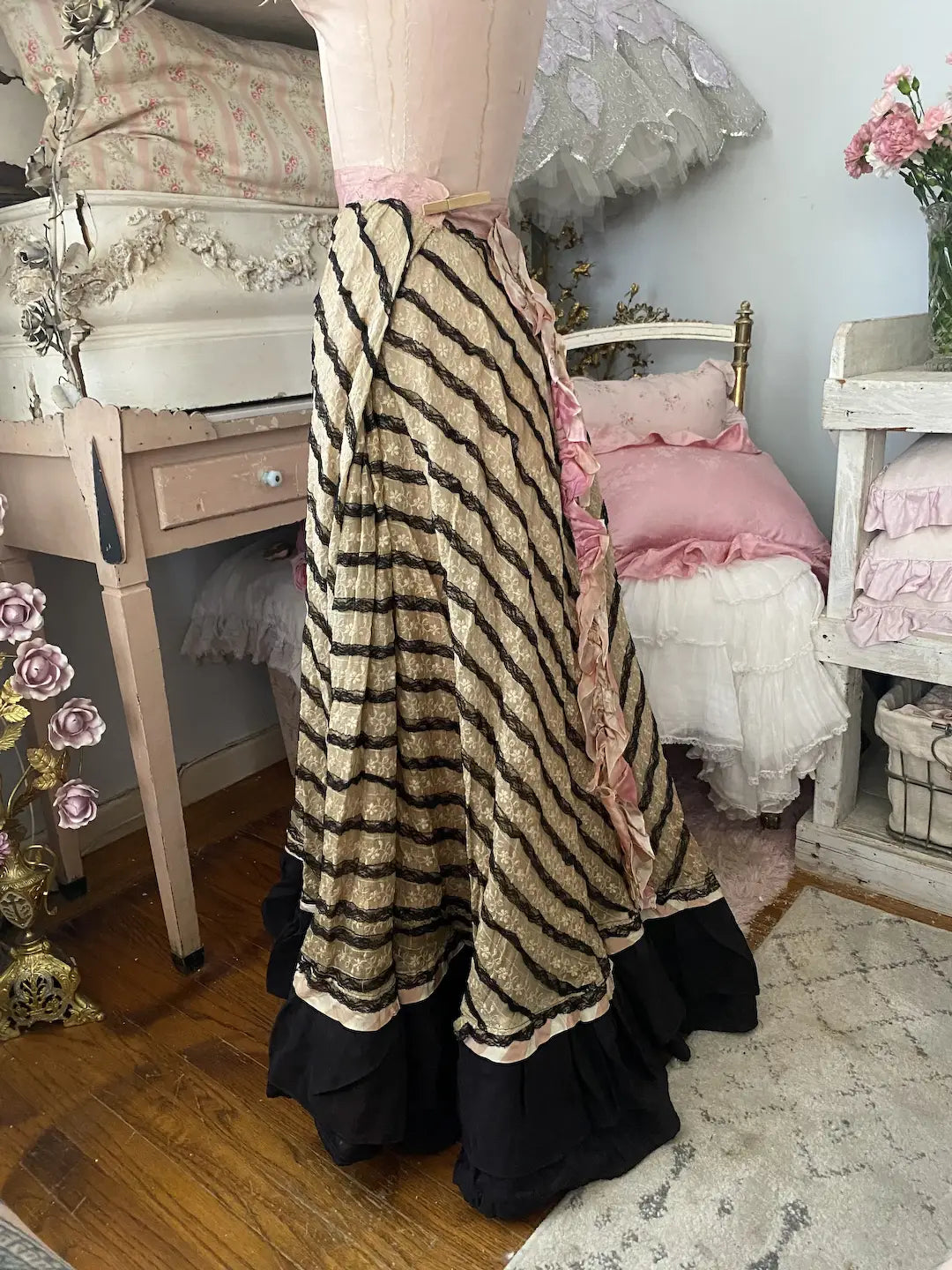 Antique Theater Skirt Black White Pink Lace