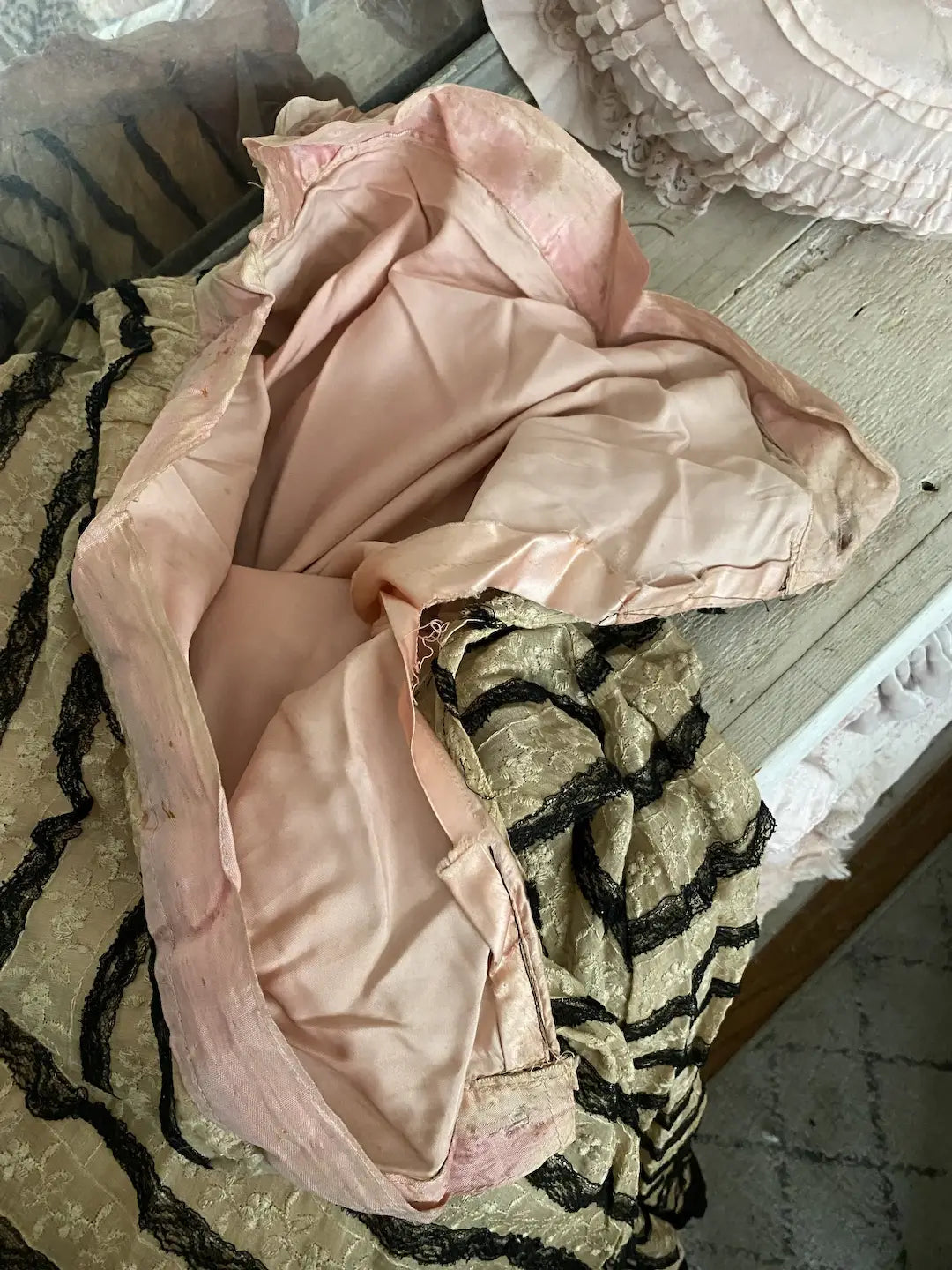 Antique Theater Skirt Black White Pink Lace