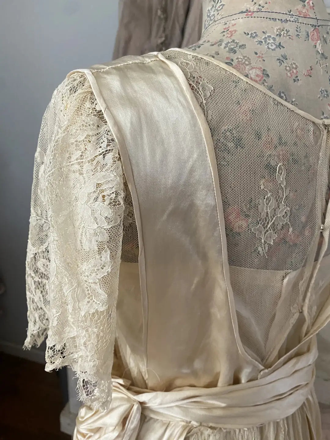 Antique 1920s Wedding Dress Silk Chantilly Lace