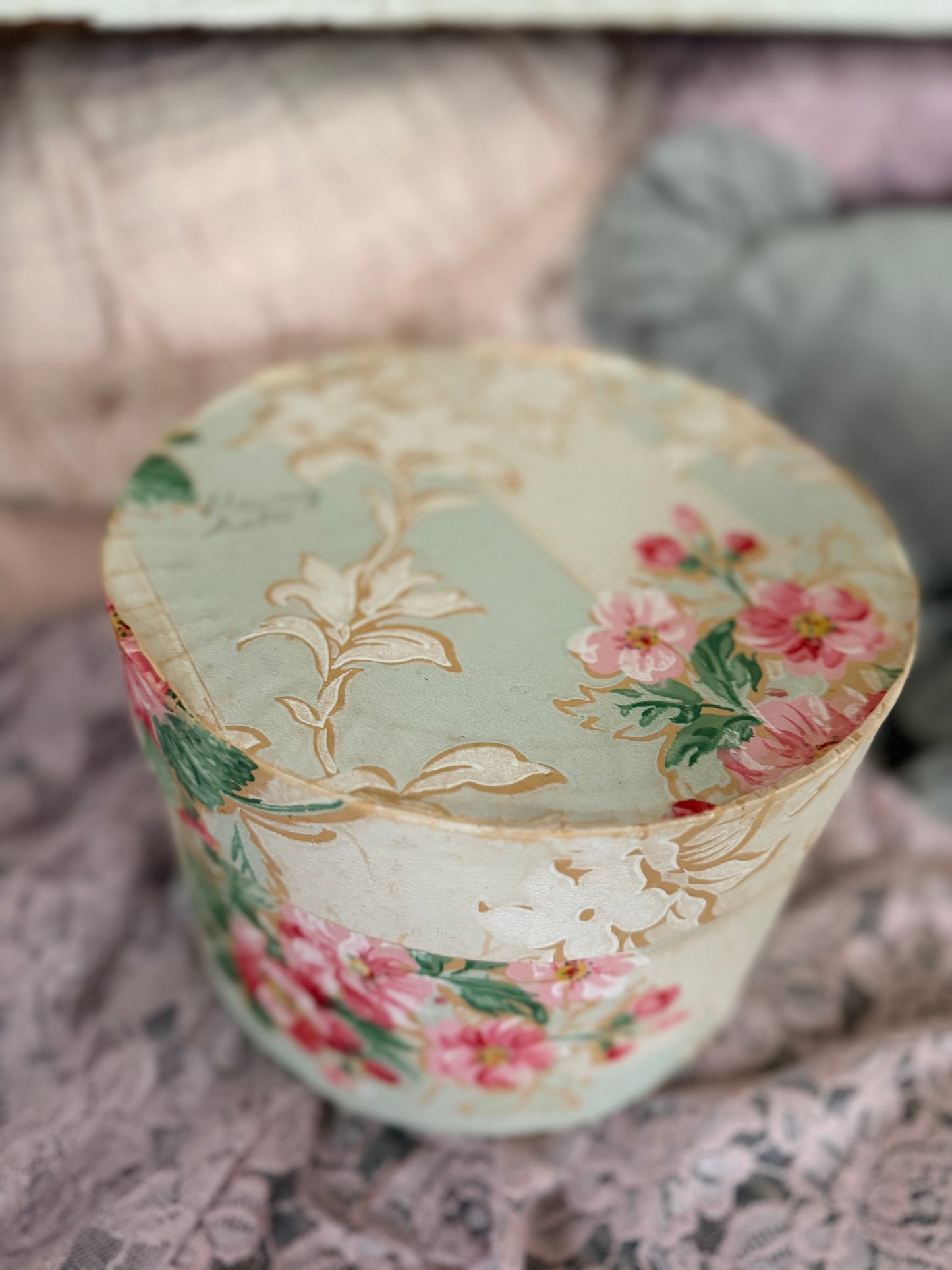 Antique Petite Wallpaper Hatbox