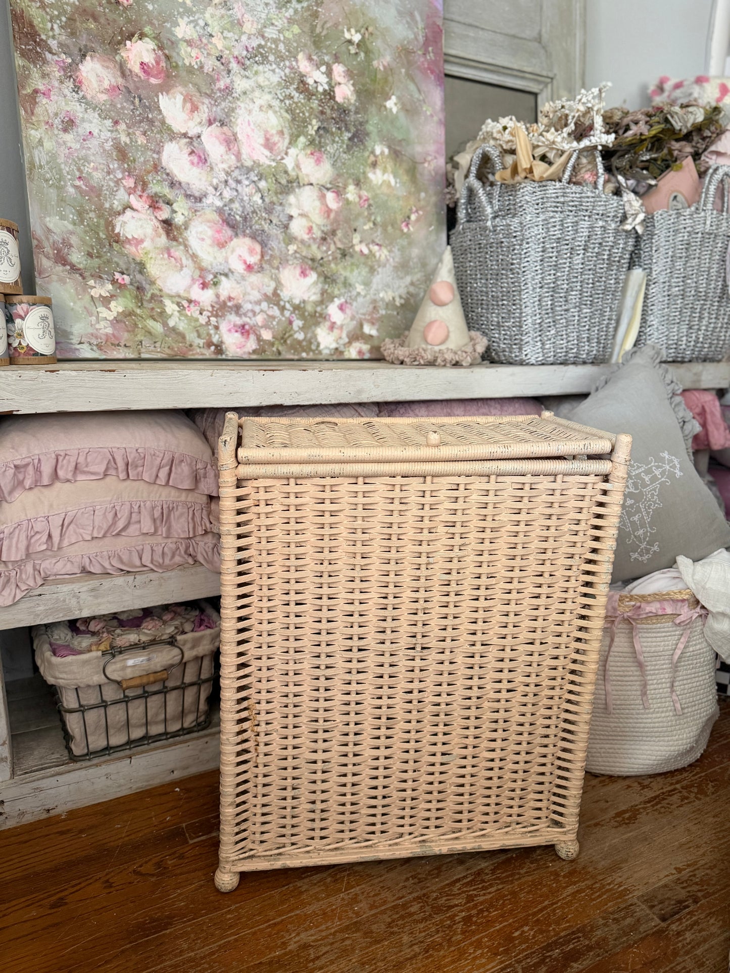 Vintage Peach Shabby Chic Woven Wicker Hamper