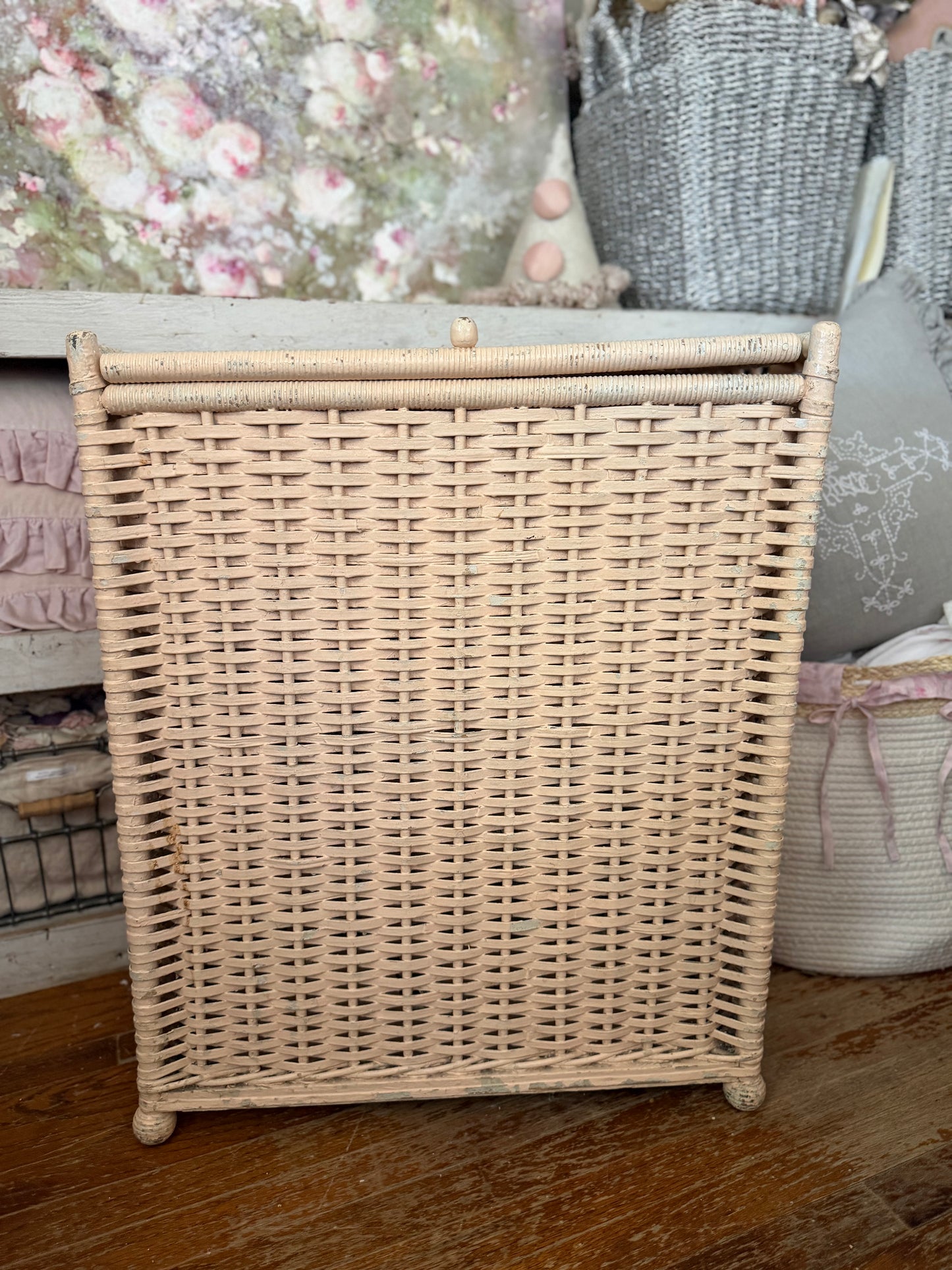 Vintage Peach Shabby Chic Woven Wicker Hamper