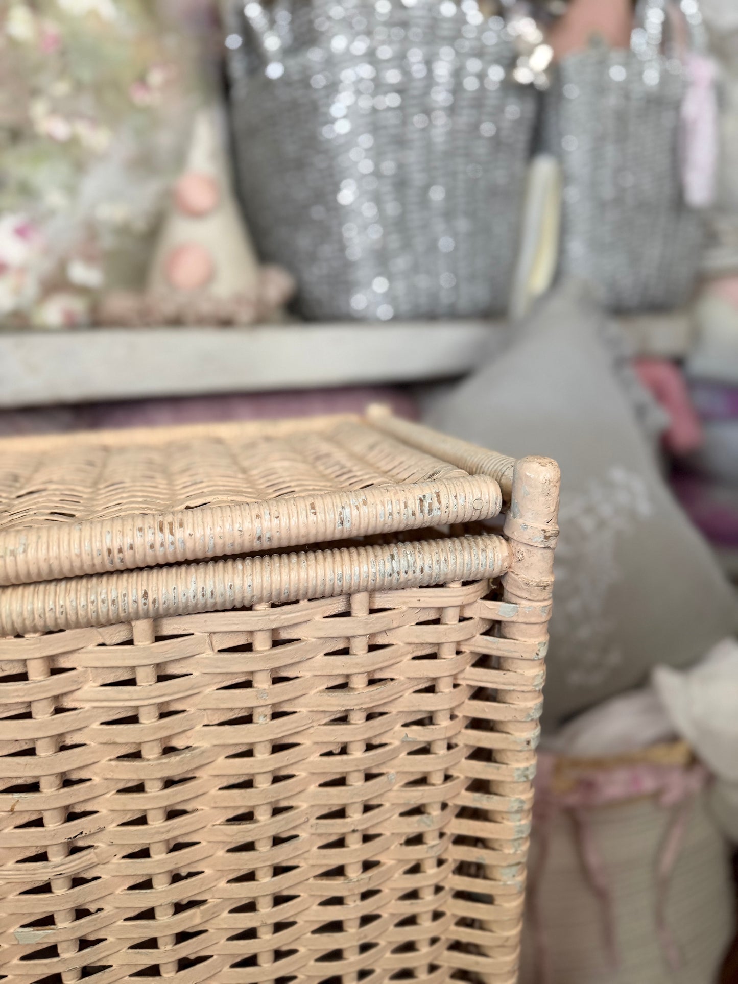 Vintage Peach Shabby Chic Woven Wicker Hamper