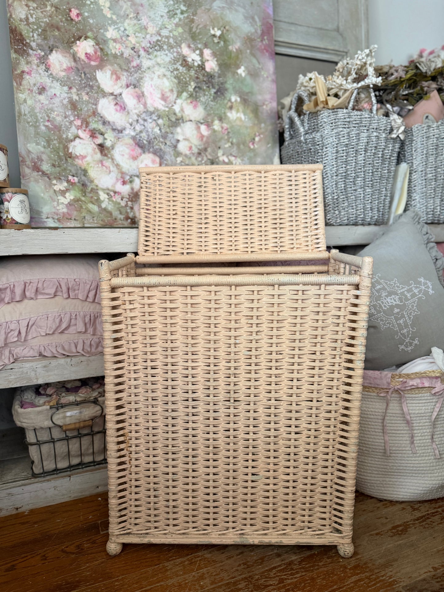 Vintage Peach Shabby Chic Woven Wicker Hamper