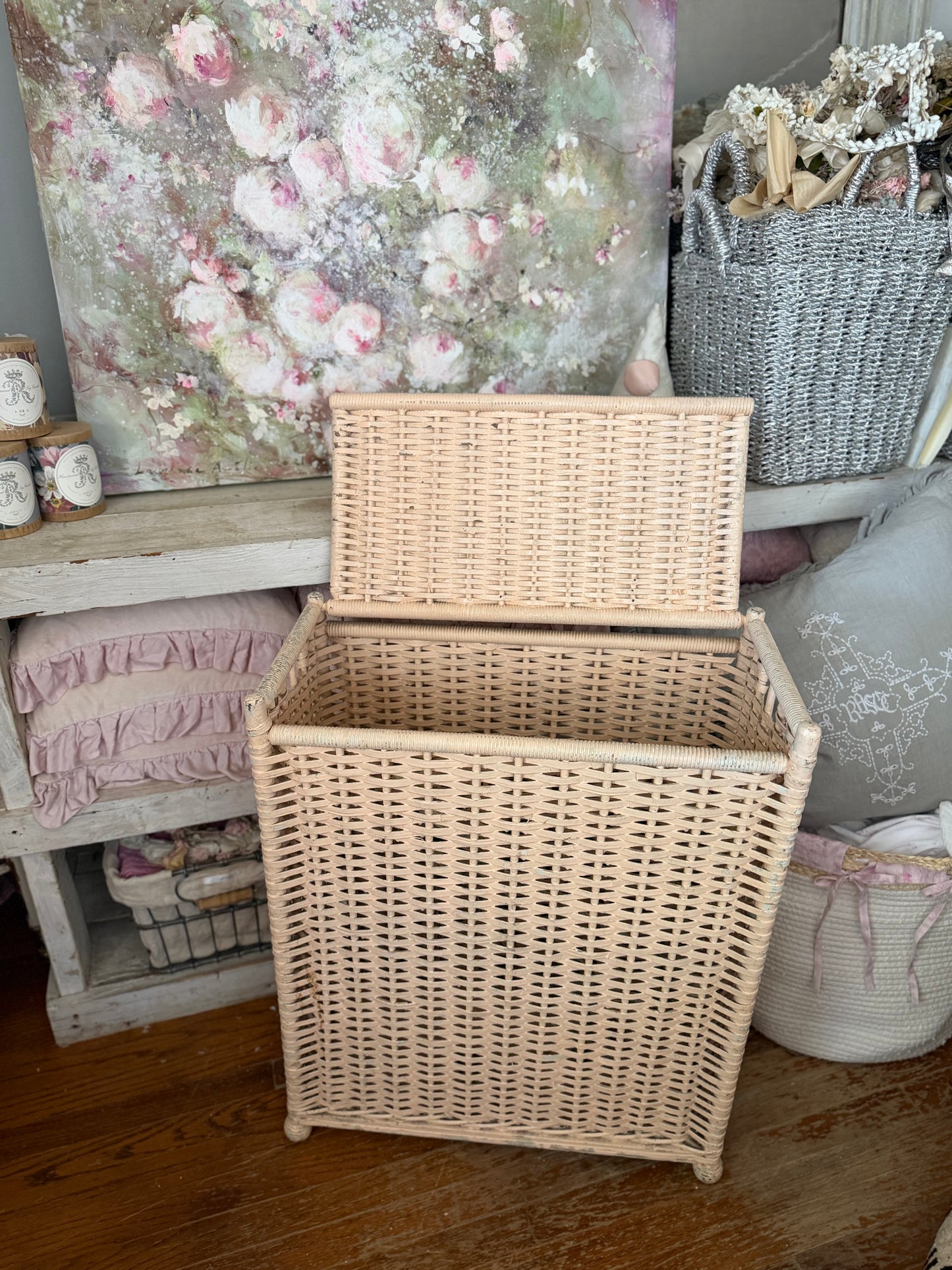 Vintage Peach Shabby Chic Woven Wicker Hamper