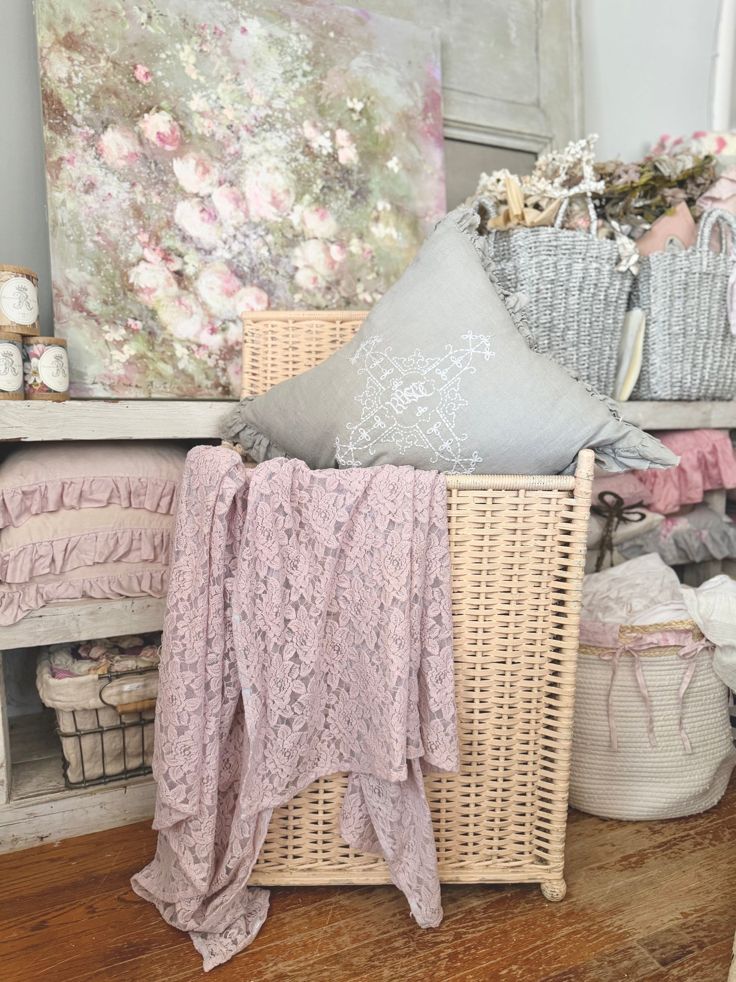 Vintage Peach Shabby Chic Woven Wicker Hamper