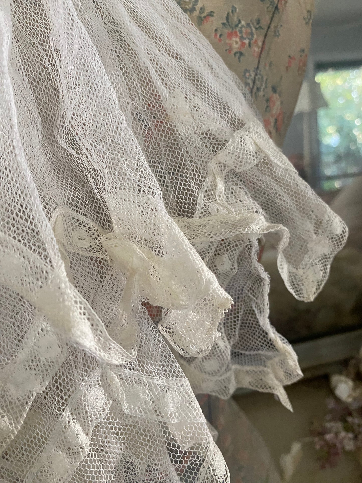 Antique Ruffled Lace Ascot