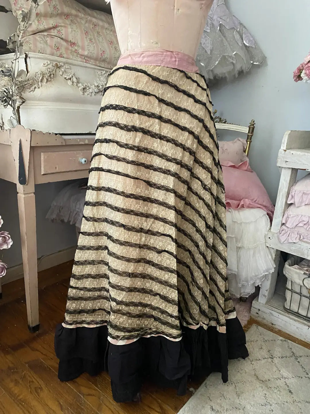 Antique Theater Skirt Black White Pink Lace