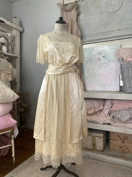 Antique 1920s Wedding Dress Silk Chantilly Lace