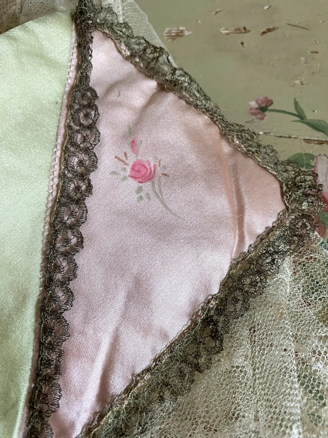 Antique Pink Silk Hankie Holder Metallic Lace Trim