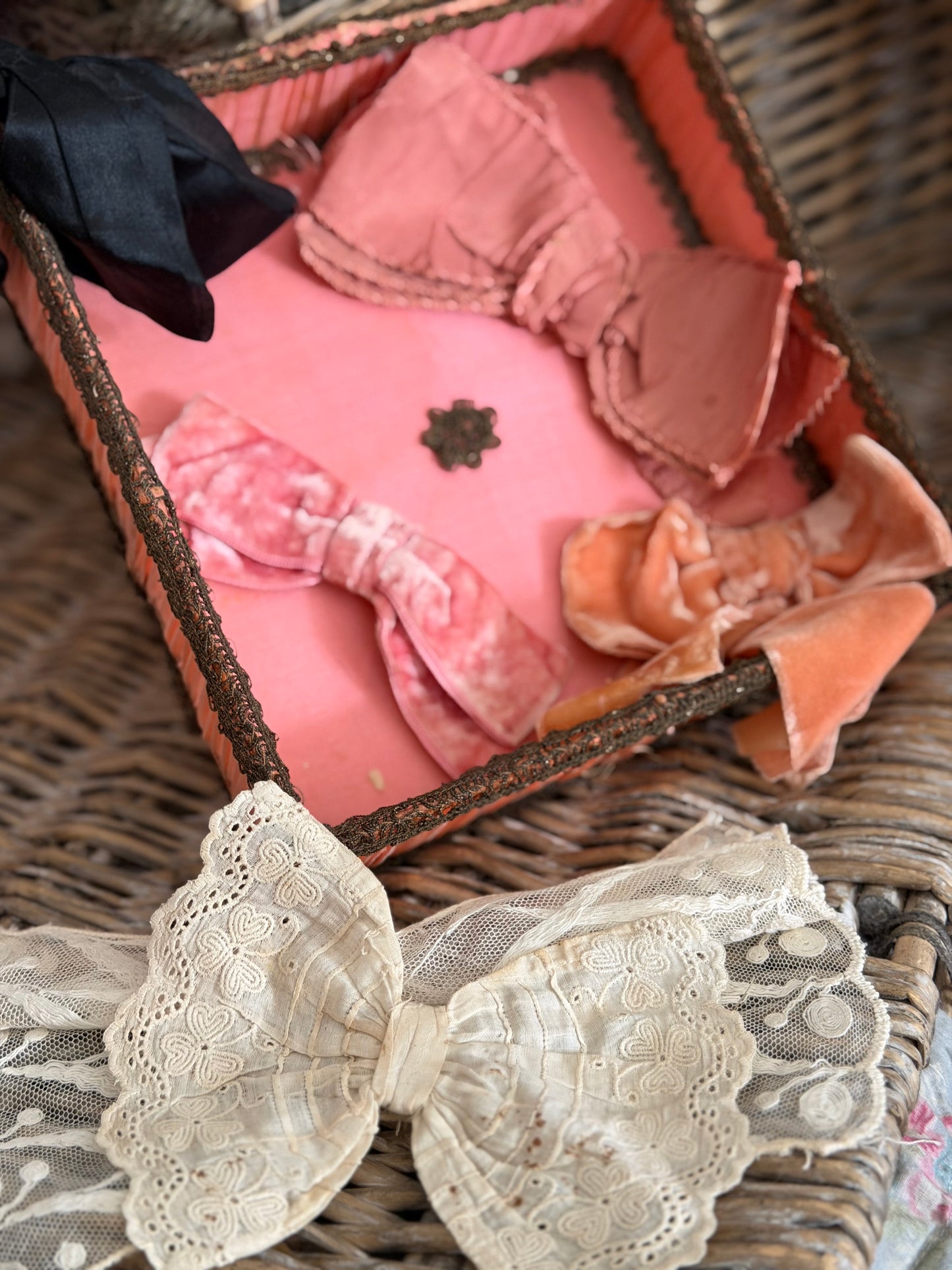 Collection Antique Silk Ribbon Bows In Ruched Box