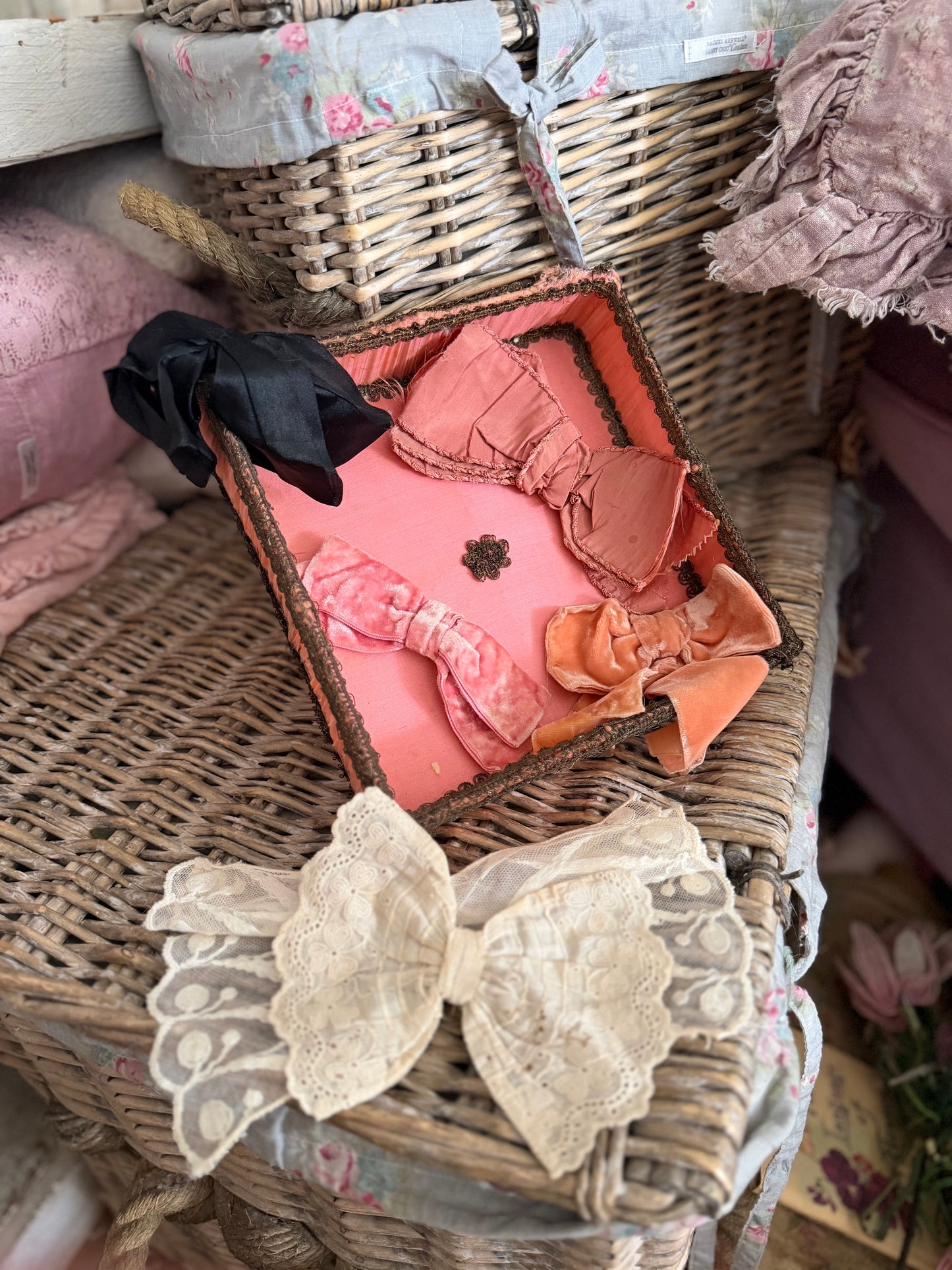 Collection Antique Silk Ribbon Bows In Ruched Box