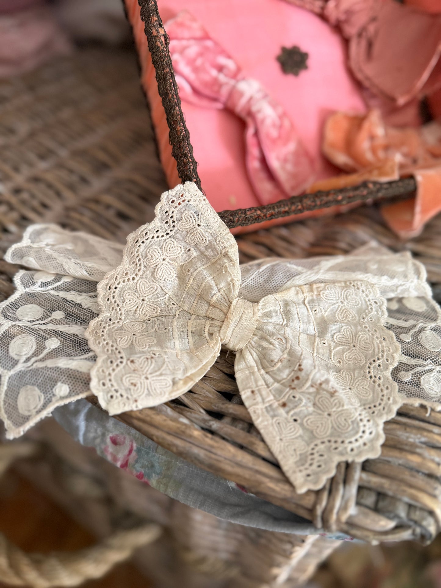 Collection Antique Silk Ribbon Bows In Ruched Box