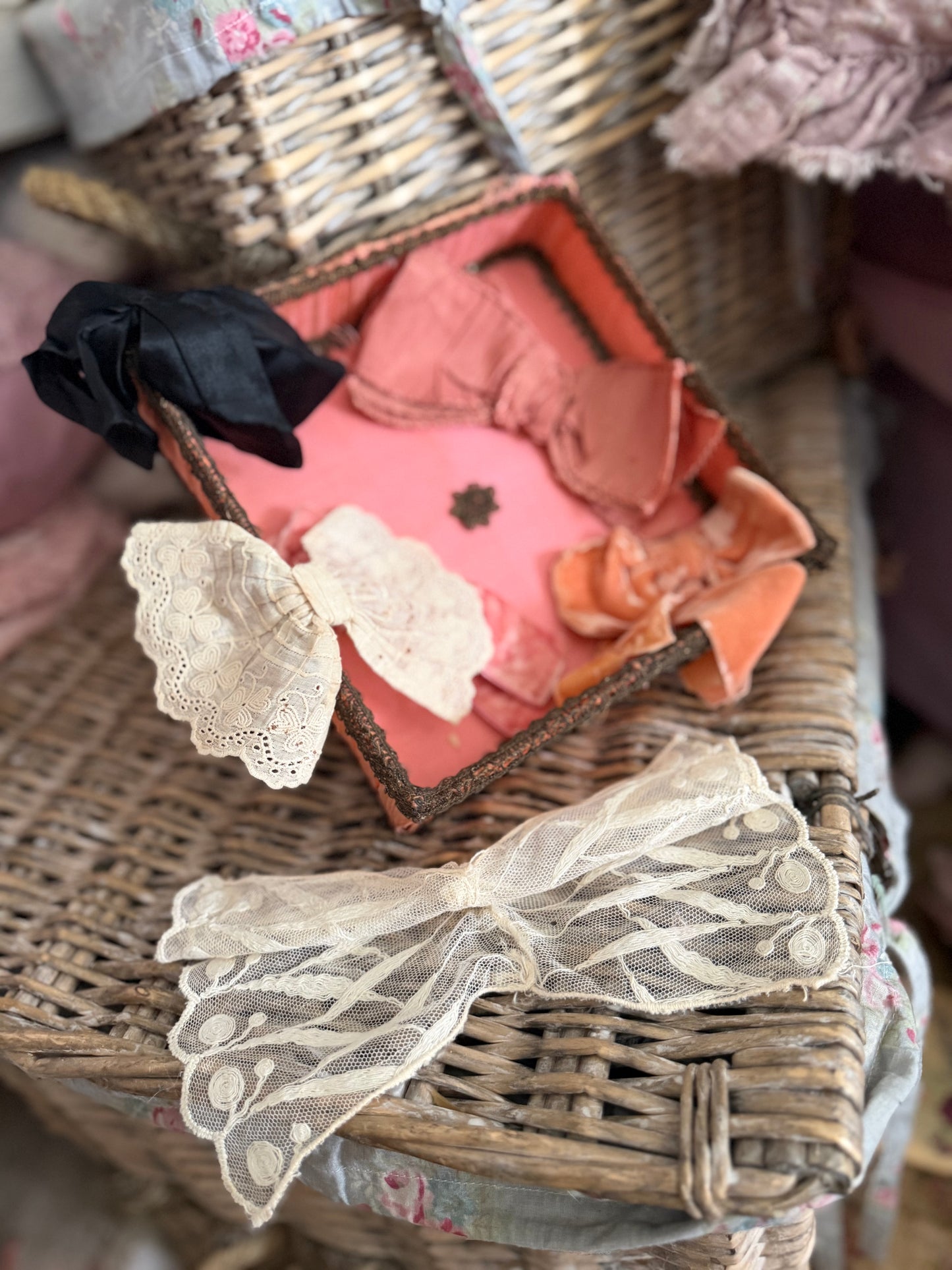 Collection Antique Silk Ribbon Bows In Ruched Box