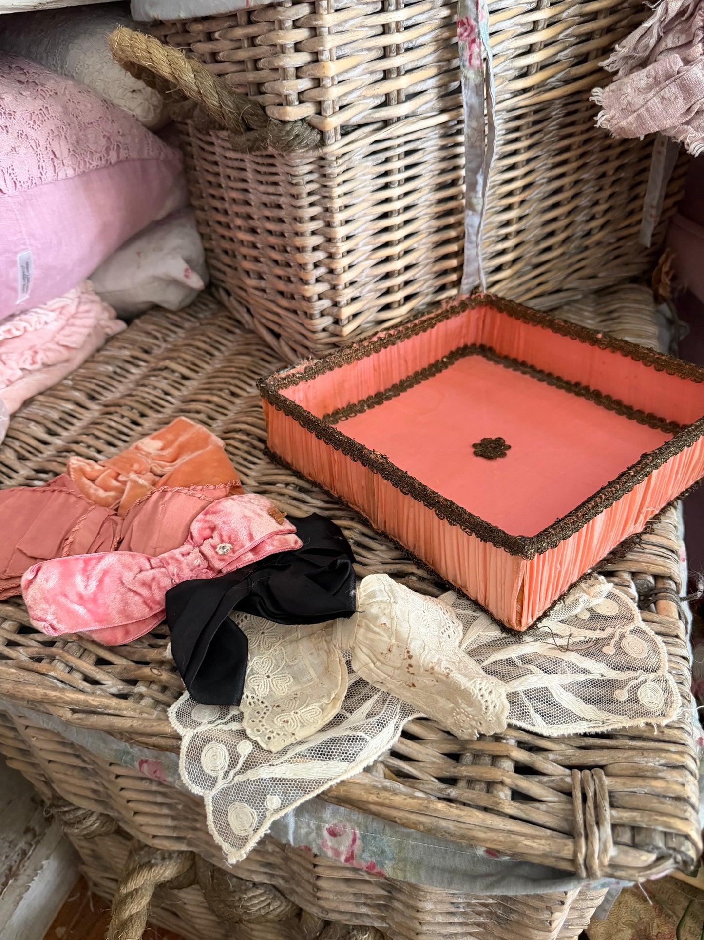 Collection Antique Silk Ribbon Bows In Ruched Box