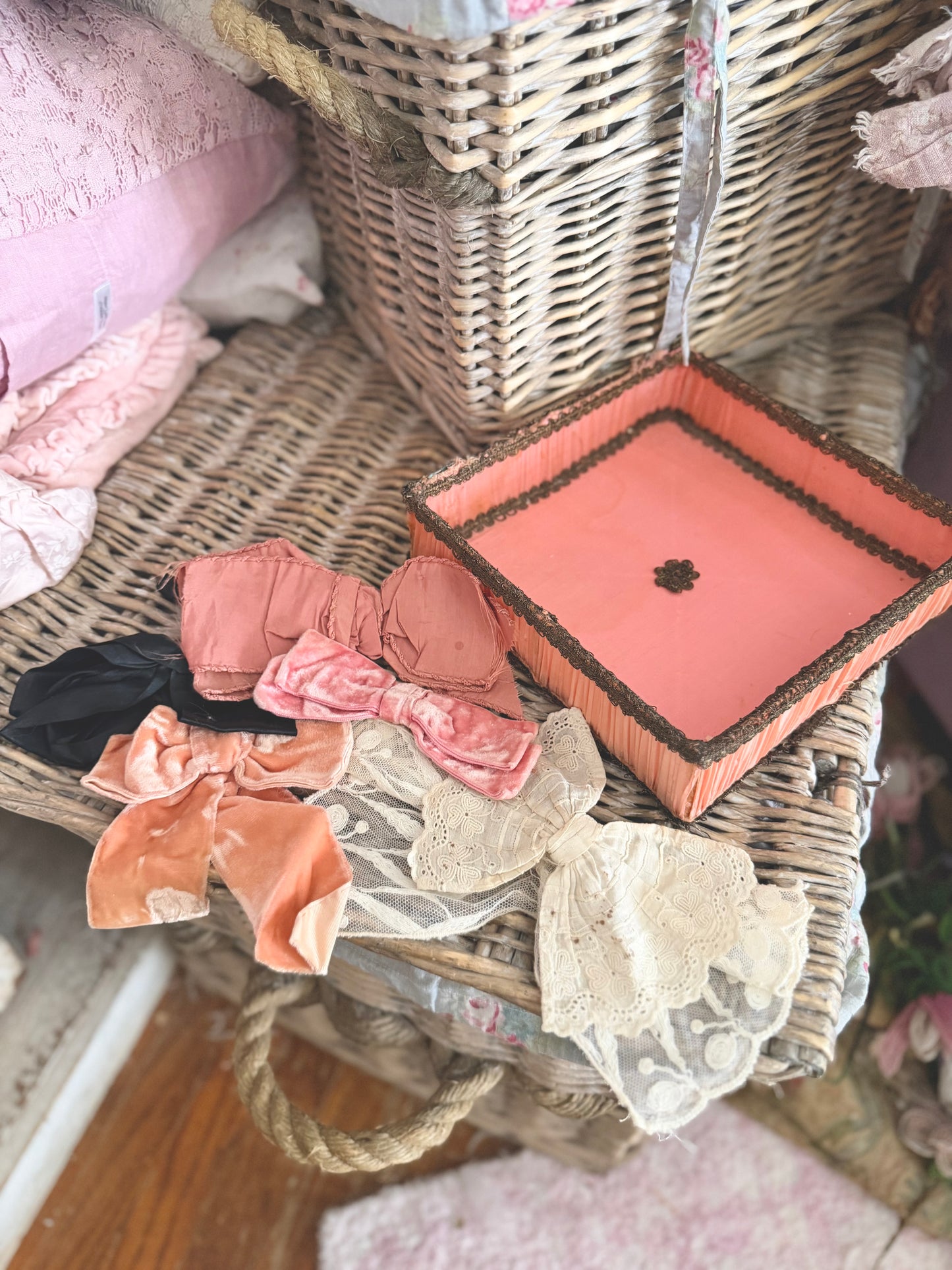 Collection Antique Silk Ribbon Bows In Ruched Box