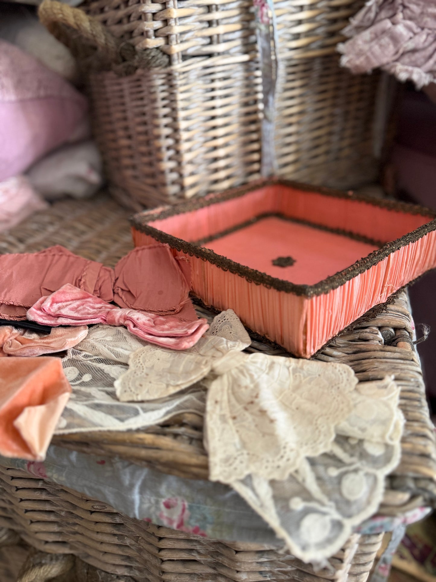 Collection Antique Silk Ribbon Bows In Ruched Box