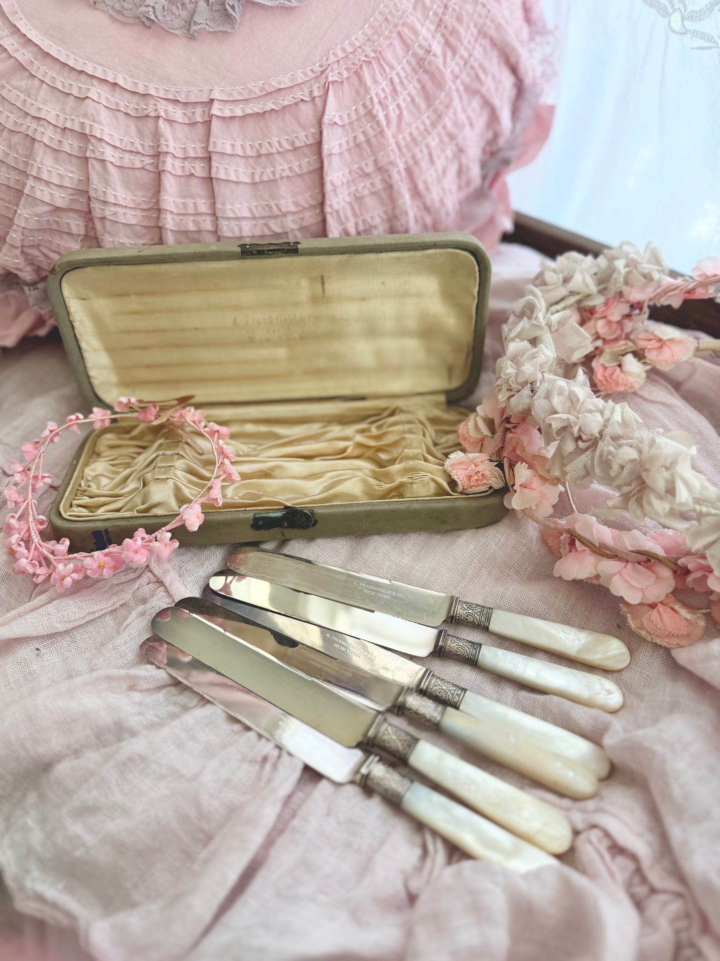 Collection Antique Mother Of Pearl Flatware Knife Set